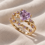 Lśniący złocisty pierścionek z motywem serca
