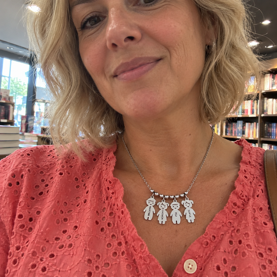 Personalizowany naszyjnik z imionami Martim, Leonor, Rui i Sofia