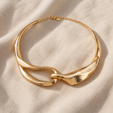 Elegancki złocisty choker o wyrazistej fakturze